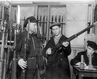 Ополченцы получают оружие. Фото М. Мицкевича. 1941