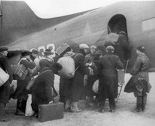 Посадка эвакуируемых на самолет. Фото В. Федосеева. 10 октября 1941.