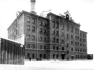Female prison on Arsenalnaya Street. Photo, circa 1910.