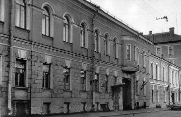 Здание гимназии Капронье. Фото 1980-х гг.