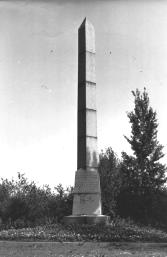 Памятник воинам 55-й армии. 1957. Архитектор М.К. Меликова