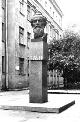 Памятник Дм. Благоеву. 1969. Скульптор Г.Д.  Ястребенецкий