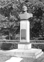 Памятник С.И. Богданову. 1953. Скульптор Л.Е. Кербель