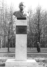 Памятник А.П. Виноградову. 1978. Скульптор З.М. Виленский