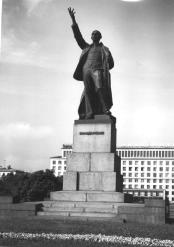 Памятник В. Володарскому. 1925. Скульптор МГ. Манизер, Л.В. Блезе-Манизер
