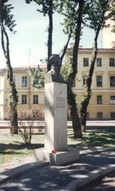 Памятник В.И. Ермаку. 1997. Скульптор В.И. Винниченко