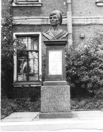 Памятник А.Г. Железнякову. 1941. Скульптор В.С. Чеботарев