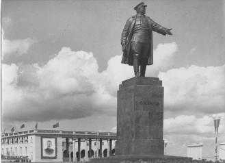 Памятник С.М. Кирову. 1950. Скульптор В.Б. Пинчук