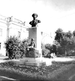 Памятник М.Ю. Ломоносову. 1955. Скульптор Г.Д. Гликман