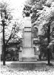 Памятник Д.И. Менделееву. 1928. Скульптор М.Г. Манизер