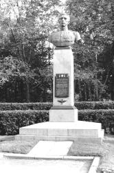 Памятник В.Н. Осипову. 1948. Скульптор С.Д. Шапошников