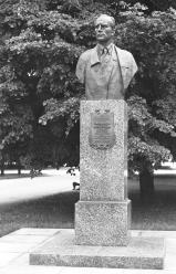 Памятник М.П. Панфилову. 1987. Скульптор М.К. Аникушин