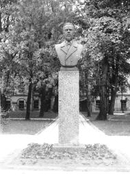 Памятник А.С. Попову. 1945. Скульптор В.С. Чеботарев