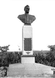 Памятник В.И. Ракову. 1950. Скульптор Т.С. Кирпичникова