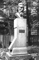 Памятник В.К. Рентгену. 1928. Скульптор В.А. Синайский