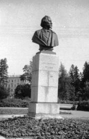 Памятник И.Е. Репину. 1957. Скульптор М.Г. Манизер