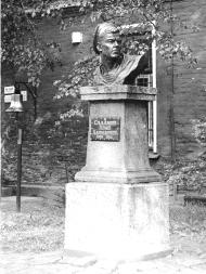 Памятник И.Д. Сладкову. 1940. Скульптор В.С. Чеботарев
