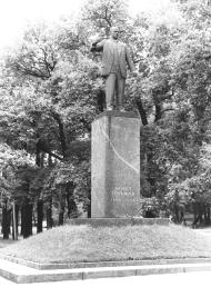 Памятник Э. Тельману. 1960. Скульптор А. Вальтер