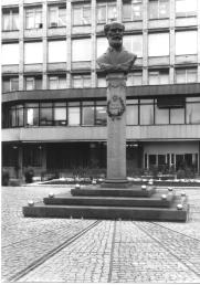 Памятник К.Г. Фаберже. 1996. Скульптор Л.В. Аристов