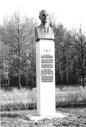 Памятник Ю.Б. Харитонову. 1985. Скульптор В.Х. Думанян