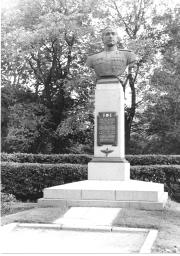 Памятник Н.В. Челнокову. 1951. Скульптор Н.А. Соколов