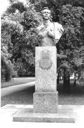 Памятник В.С. Чичерову. 1987. Скульптор М.К. Аникушин
