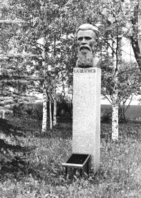 Памятник В.А. Шелгунову. 1974. Скульптор Н.С. Кочуков