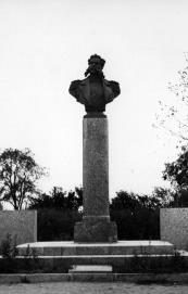 Памятник А.Ф. Можайскому. 1962. Скульпторы В.М. Шишков, М.Т. Климушина