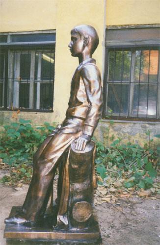 Памятник цесаревичу Алексею Николаевичу. Фото с сайта http://pinltd.spb.ru/