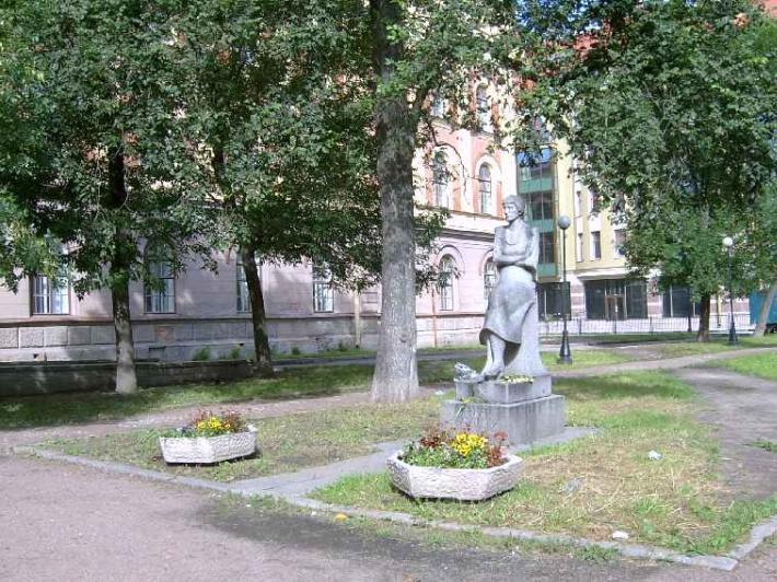 Памятник А. Ахматовой. Фото В.Ф. Лурье с сайта http://www.petrograph.ru/