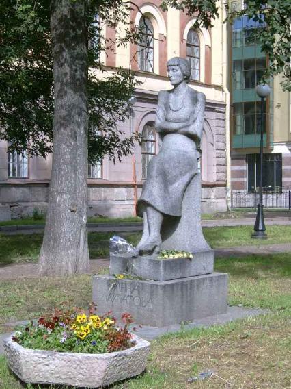 Памятник А. Ахматовой. Фото В.Ф. Лурье с сайта http://www.petrograph.ru/