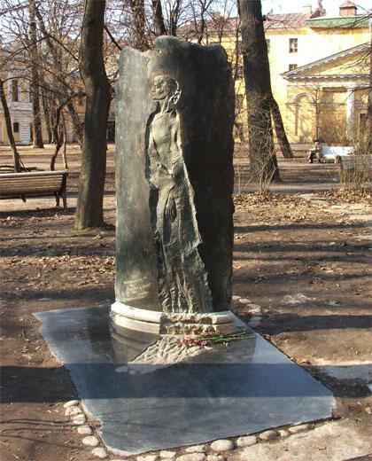 Памятник А. Ахматовой в саду Фонтанного Дома. Фото с сайта http://www.akhmatova.org