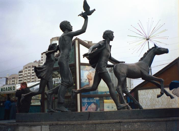 Скульптура "Бегущие дети". Фото О. Лукашевой