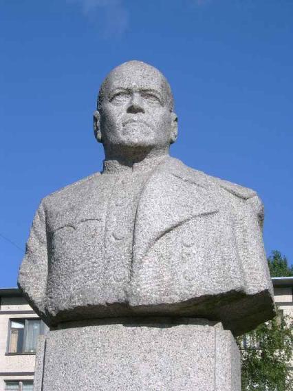 Памятник Г. Жукову. Фото В. Лурье с сайта http://www.petrograph.ru/