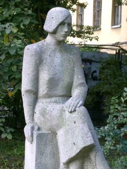 Памятник О. Берггольц. Фрагмент. Фото В. Лурье с сайта http://www.petrograph.ru/