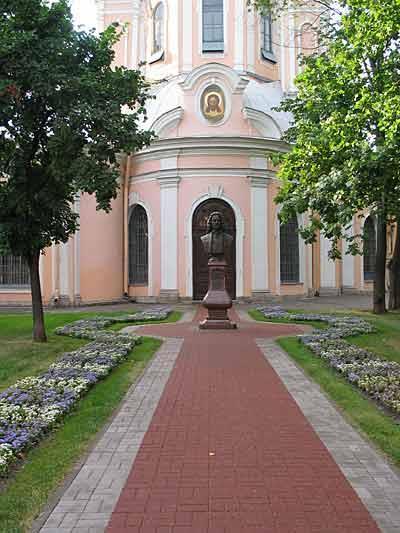 Памятник Ф. Головину. Фото с сайта http://thimble.h11.ru/