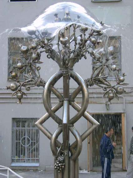 Скульптура "Гранатовое дерево". Фрагмент. Фото В.Ф. Лурье с сайта http://www.petrograph.ru/