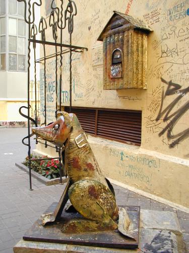 Памятник Доброй собаке во дворе на Малой Садовой улице. Фото В. Агапова