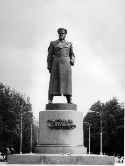 Памятник Г. Жукову. Фото с сайта //www.spbаrt.ru