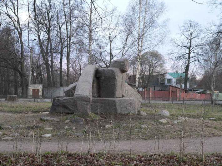 Каменный гребец. Фото В. Лурье с сайта http://www.petrograph.ru/