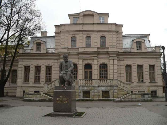 Памятник Лесгафту. Фото В. Ф. Лурье с сайта http://www.petrograph.ru/