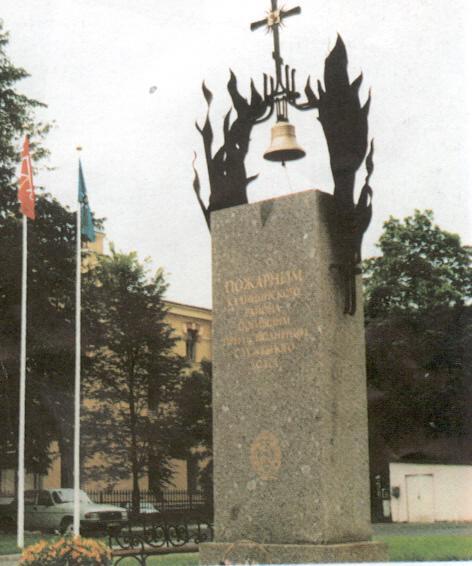 Памятник мужеству пожарных Калининского района. Фото А. Шнитникова