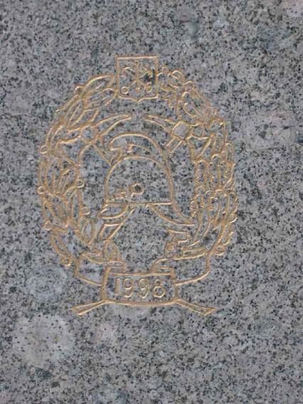 Памятник мужеству пожарных Калининского района. Фрагмент. Фото В. Лурье с сайта http://www.petrograph.ru/