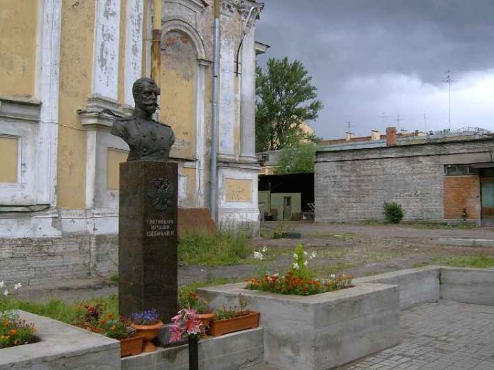 Памятник Николаю II. Фото В. Лурье с сайта http://www.petrograph.ru/