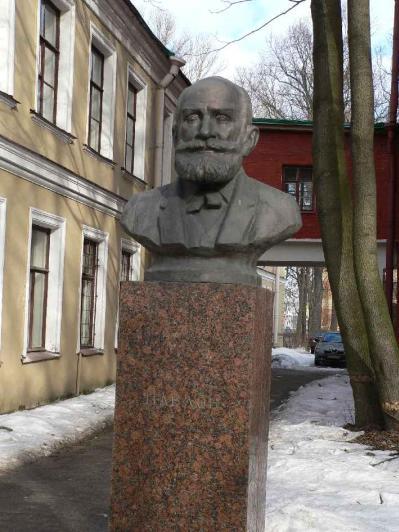 Памятник Павлову. Фото В.Ф. Лурье с сайта http://www.petrograph.ru/
