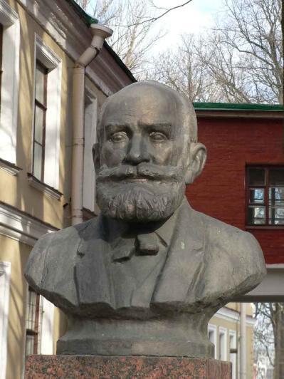 Памятник Павлову. Фото В.Ф. Лурье с сайта http://www.petrograph.ru/