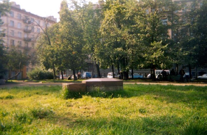 Памятный знак на месте гражданской казни Н. Г. Чернышевского. Фото Л. Нижанковской