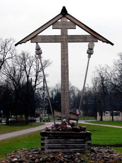 Памятный крест на месте Екатерининского собора. Фото с сайта http://geglov2.narod.ru/