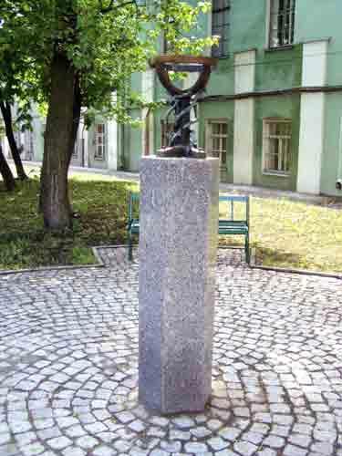 "Чаша страдания". Бронза, гранит, скульптор А. А. Аветисян. 2004. Фото с сайта http://www.gmgs.spb.ru/