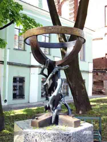 "Чаша страдания". Фрагмент. Бронза, гранит, скульптор А. А. Аветисян. 2004. Фото с сайта http://www.gmgs.spb.ru/